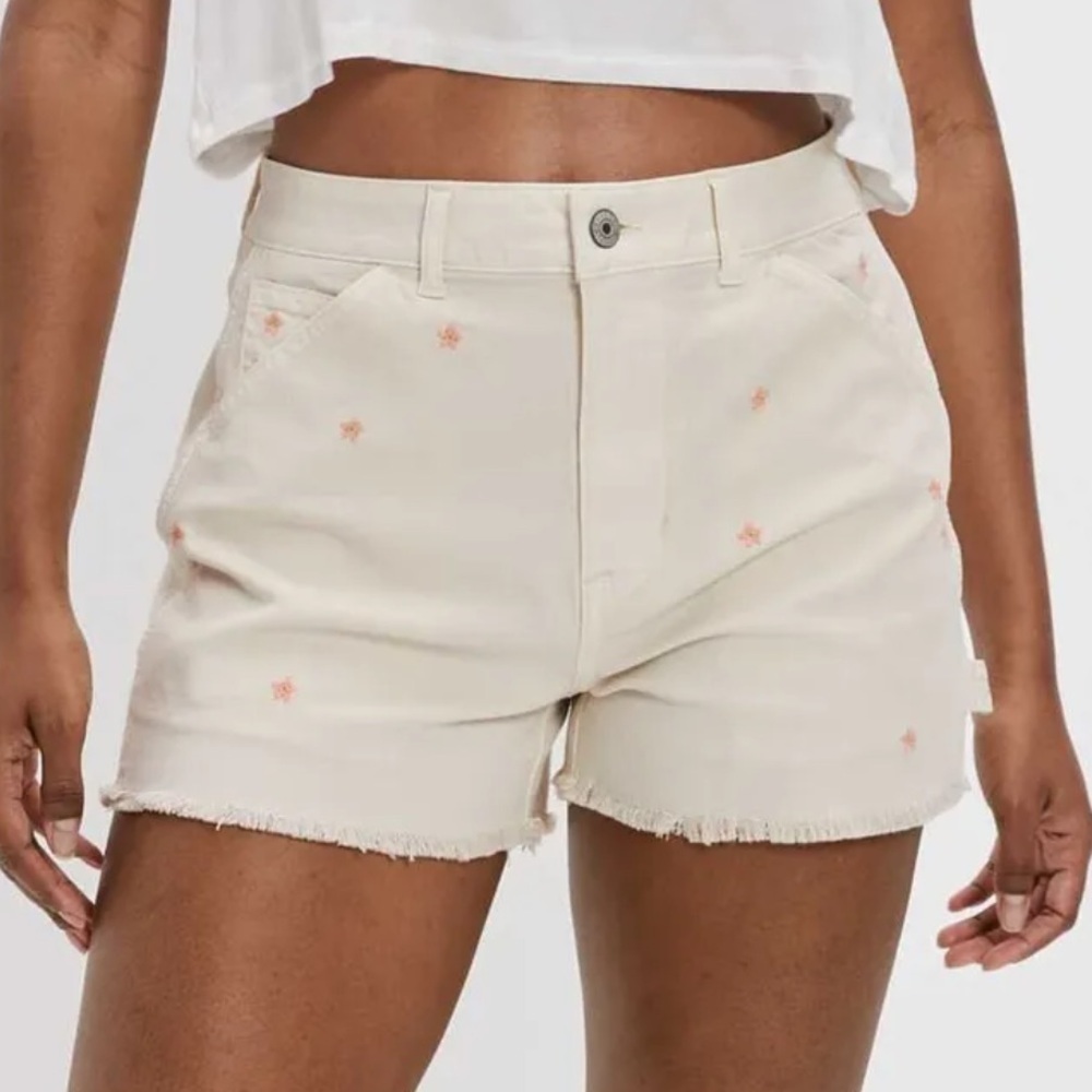 AE Off White 90s Boyfriend Stretch High Rise Short with pink daisys, size 10
